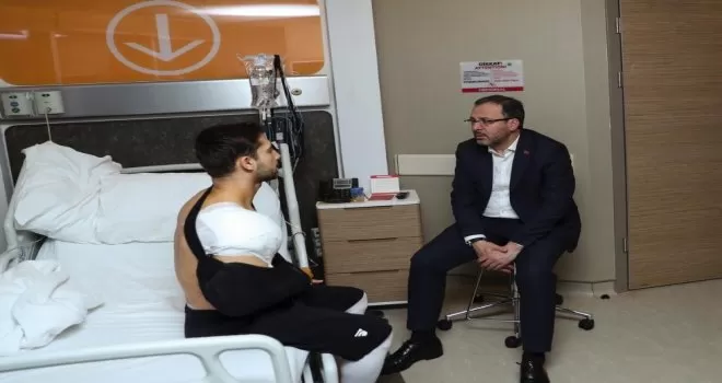 Bakan Kasapoğlu’ndan İbrahim Çolak’a geçmiş olsun ziyareti

