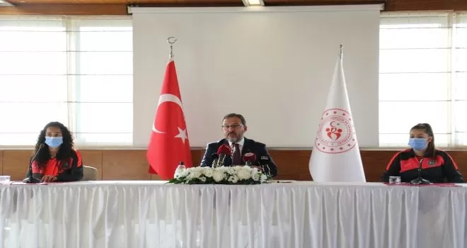 Bakan Kasapoğlu, Yüksekova Belediyesporlu futbolcuları kabul etti
