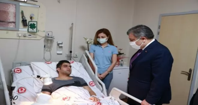 Bakan Koca’dan bıçaklı saldırıda yaralanan doktora geçmiş olsun ziyareti
