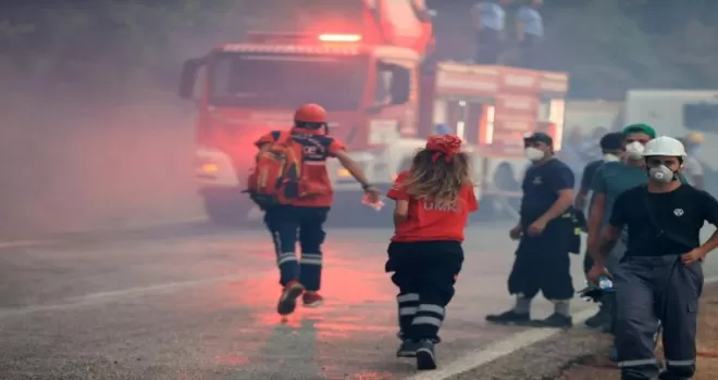 Bakan Koca, yangın alanındaki UMKE personelinin fotoğrafını paylaştı

