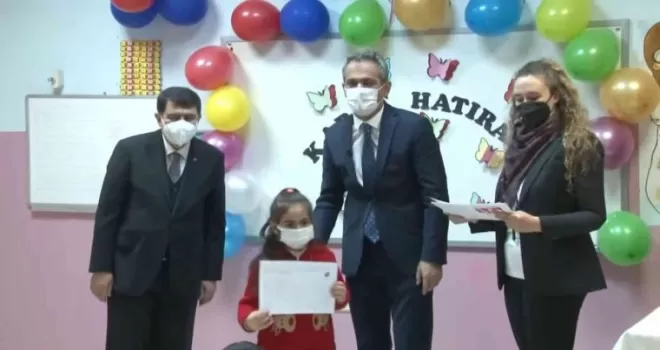 Bakan Özer ilkokul öğrencilerine 1. yarıyıl karnelerini dağıttı
