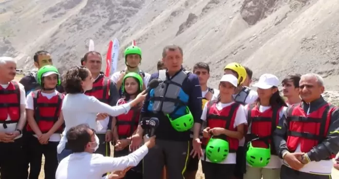 Bakan Selçuk, Hakkari’de doğa kampı ve rafting yapan gençlerle bir araya geldi
