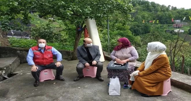 Bakan Selçuk, şehit anneleri ve huzurevindeki büyüklerin Anneler Gününü kutladı
