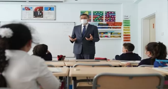 Bakan Selçuk, yüz yüze eğitimin ilk gününde çocuklarla okulda buluştu
