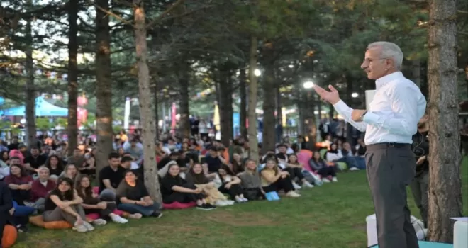 Bakan Uraloğlu kariyer buluşmasında gençlerle buluştu