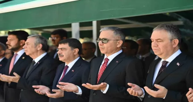 Bakan Yerlikaya’dan 15 Temmuz şehitliğine ziyaret
