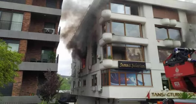 Bakırköy’de güzellik merkezi alev alev yandı
