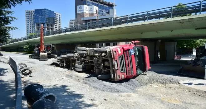 Bakırköy’de yol çöktü: Hafriyat kamyonu devrildi
