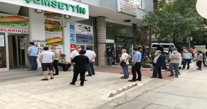 Baklavacının önündeki kuyruk görenleri hayrete düşürdü
