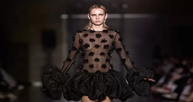 Bakü Fashion Week’te tüm gücüyle ’siyah’ sahnede!
