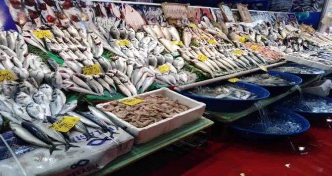 Balık tezgahlarında lüfer balığı yerini hamsiye bıraktı