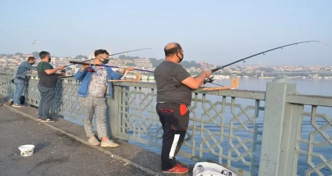 Balık tuttular, sosyal mesafe kuralına uydular

