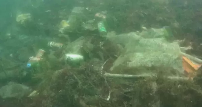 Balıkçı barınağındaki kirlilik su altından görüntülendi
