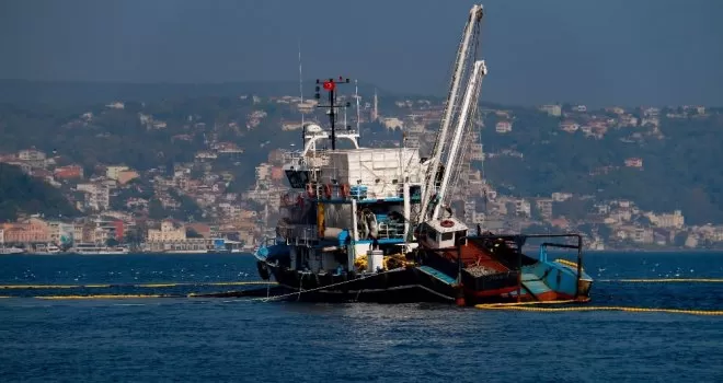Balıkçı tekneleri, İstanbul Boğazı’nın eşsiz manzarasıyla birleşti
