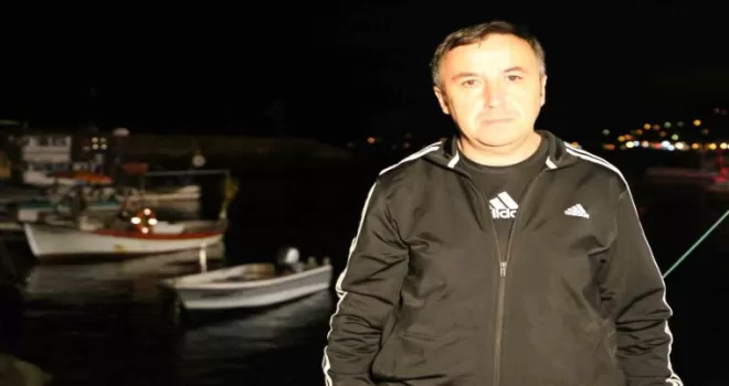 Balıkçılar denizin ortasında bitkin düşen ayıyı kurtardılar

