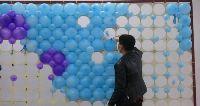 Balonlarla oluşturulan Covid-19 virüs figürünü enjekte ile patlattılar
