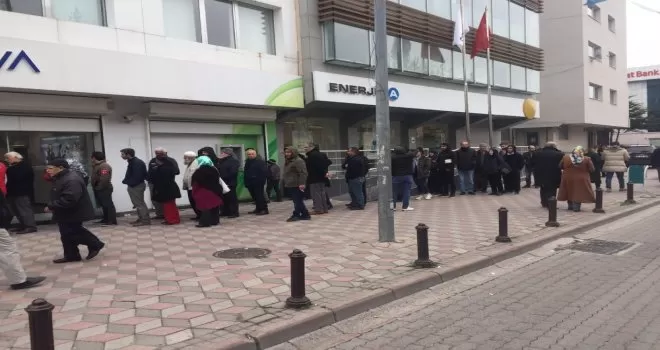 Banka önlerinde korona virüs kuyruğu
