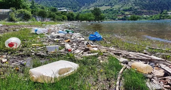 Baraj gölü çöplüğe döndü
