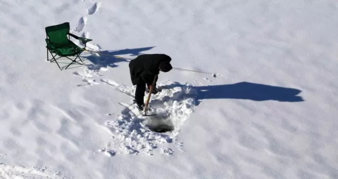 Baraj gölündeki 40 santimlik buzu kazma ile kırıp balık tutuyorlar
