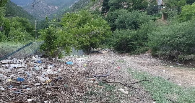Barajın suları çekildi mahalle çöplerle başbaşa kaldı
