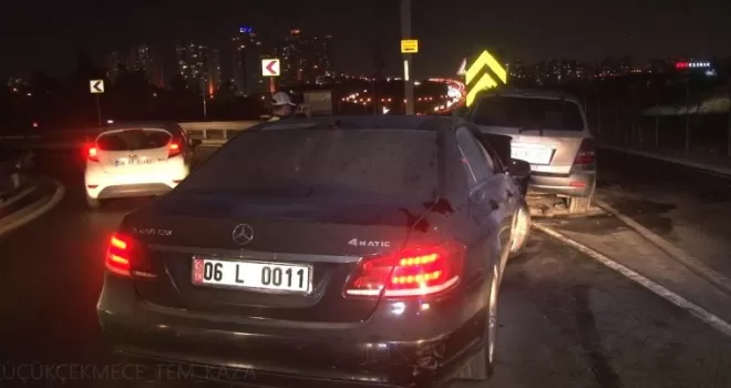 Bariyerlere çarpan araç alev aldı: 2 yaralı

