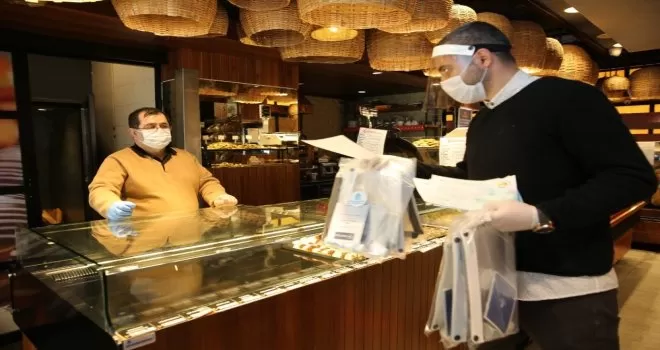 Başakşehir Belediyesi’nden esnafa yüz koruyucu siperlik maske
