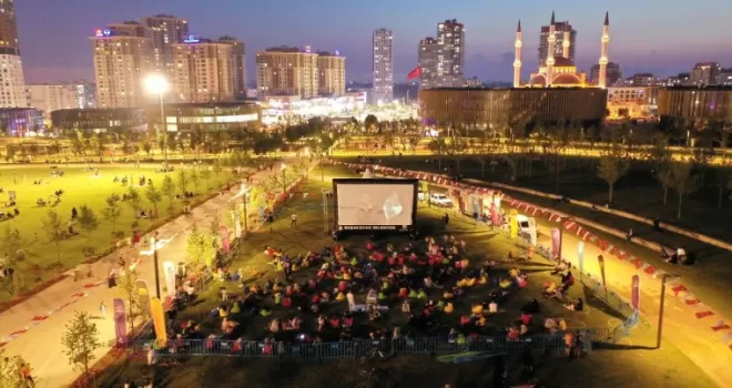 Başakşehir’de açık havada sinema keyfi başladı

