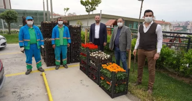 Başakşehir’de atıklar rengarenk çiçeklere dönüştü
