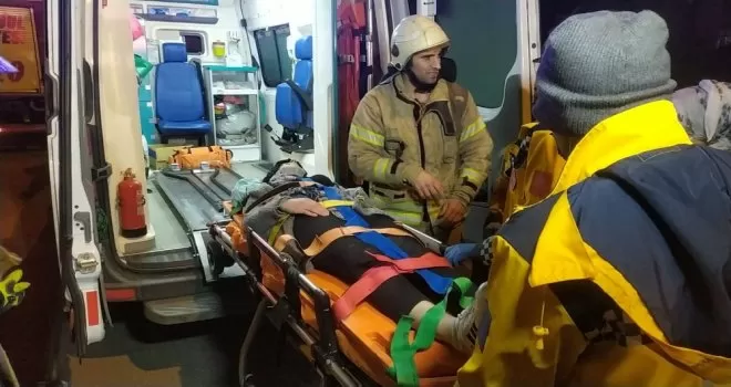 Başakşehir’de hafif ticari araç ile çarpışan otomobil takla attı: 3 yaralı
