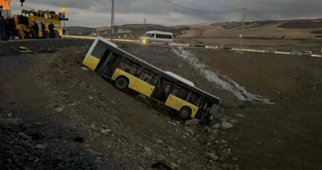Başakşehir’de İETT otobüsü şarampole uçtu
