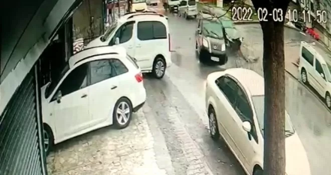 Başakşehir’de iki aracın çarpıştığı kaza kamerada
