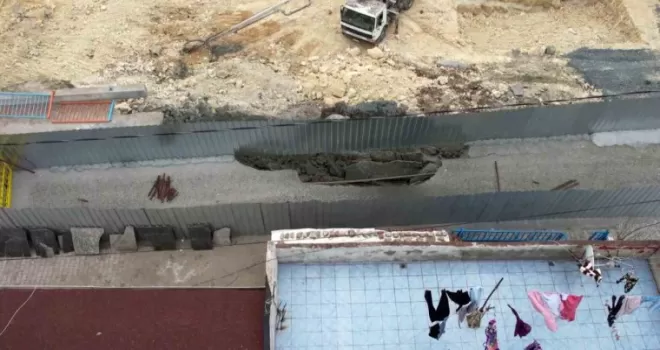 Başakşehir’de inşaat çalışması sırasında yol çöktü
