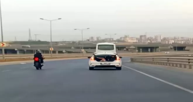 Başakşehir’de otoyolda tehlikeli yolculuk kamerada
