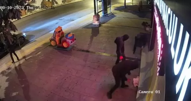 Başakşehir’de oynayarak geldikleri kuyumcuya sürünerek girdiler
