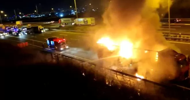 Başakşehir’de plastik ve ayakkabı yüklü tır alev alev yandı
