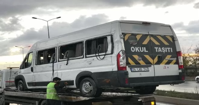 Başakşehir’de servis minibüsü devrildi: 14 yaralı
