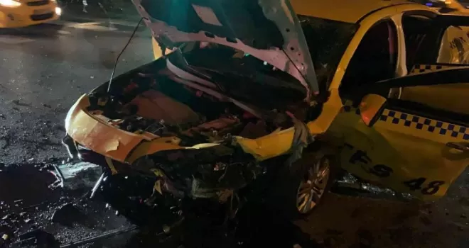 Başakşehir’de ticari taksi ile otomobil çarpıştı: 4 yaralı
