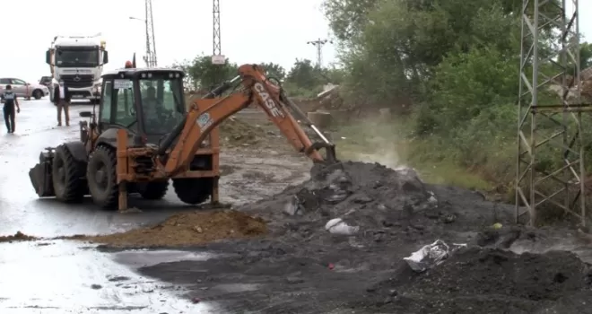 Başakşehir’de yol kenarına atılan kimyasal atığın üzeri toprakla örtüldü
