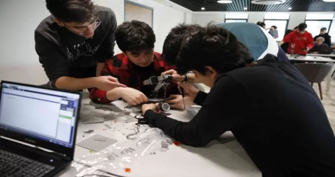 Başakşehirli gençler geleceğin robotlarını tasarlıyor
