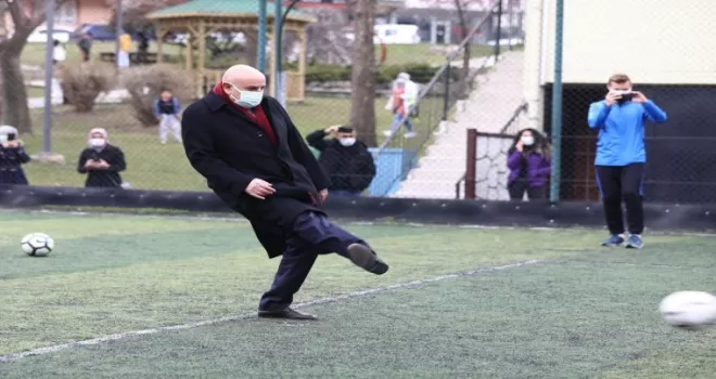 Başkan Altınok’tan minik futbolculara penaltı dersi
