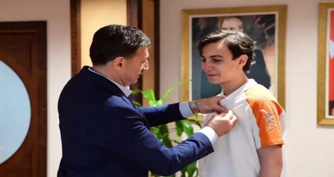 Başkan Bahadır, LGS’de Türkiye birincisini makamında ağırladı
