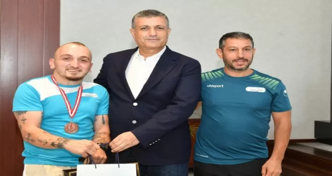 Başkan Bozkurt, Esenyurtlu şampiyonları ağırladı
