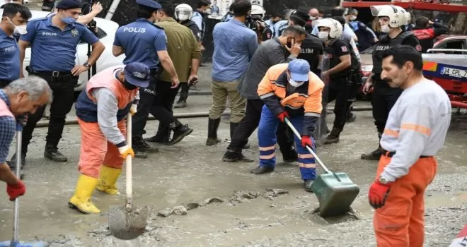 Başkan Bozkurt, tahliye çalışmalarına katıldı
