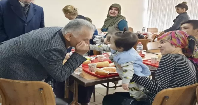 Başkan Büyükkılıç, depremzedeleri ziyaret edip, çocuklarla ilgilendi
