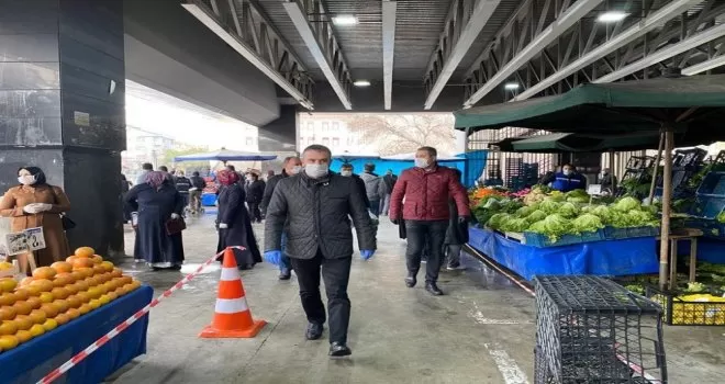 Başkan Çetin esnafa maske ve eldiven dağıttı
