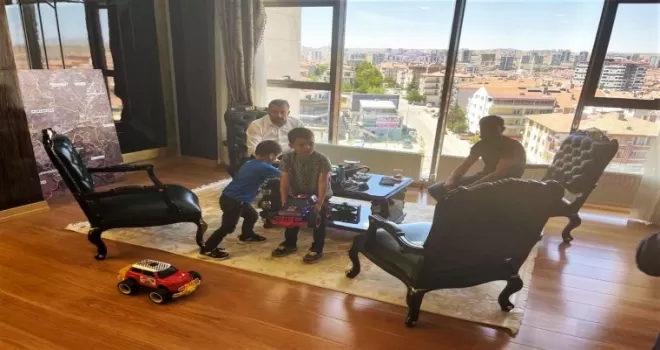 Başkan Ertuğrul Çetin’in minik misafirleri
