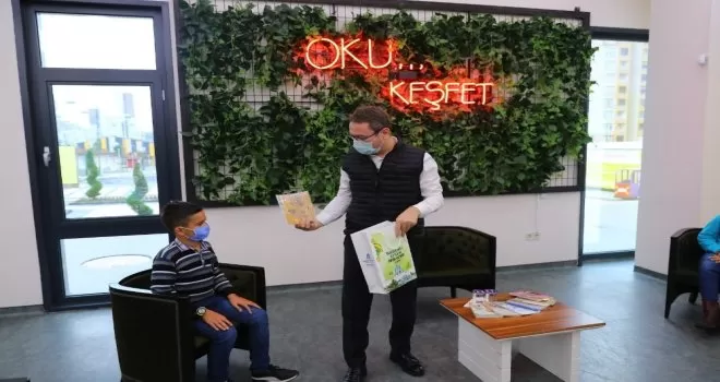 Başkan Kartoğlu çocuklara kitap okudu
