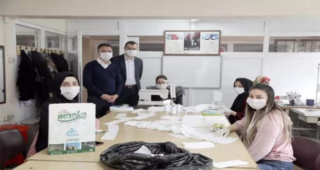 Başkan Koçhan’dan ilçe sakinlerine maskeli hediye paketi
