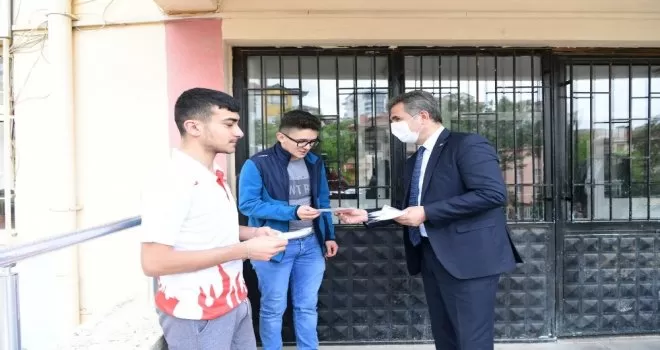 Başkan Köse’den sokağa çıkan gençlere maske
