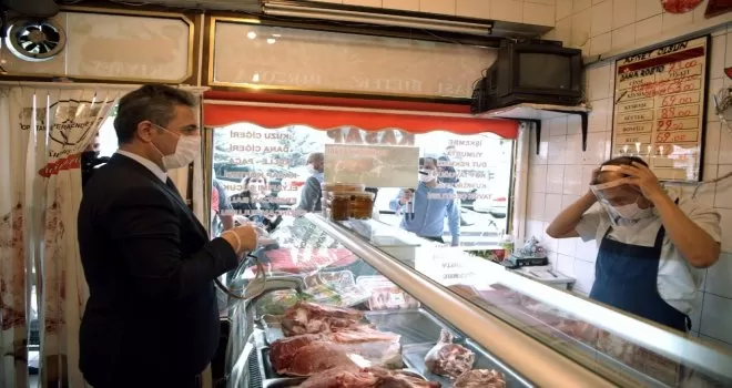 Başkan Köse esnafa maske dağıttı
